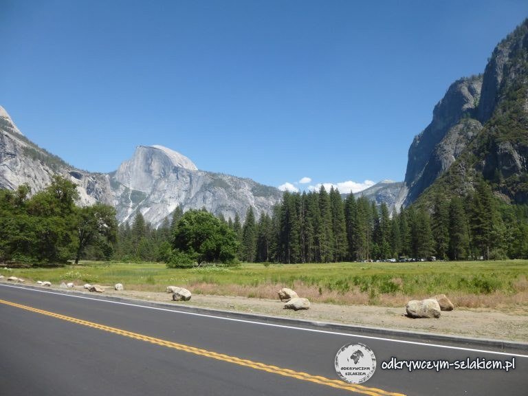Droga przez Yosemite Valley z widokiem na Half Dome