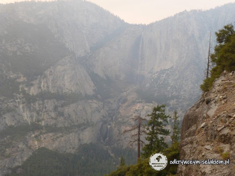 Yosemite Valley w dymie pożaru Ferguson Fire