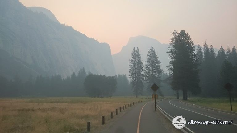 Zadymiona łąka w Yosemite Valley przed ewakuacją