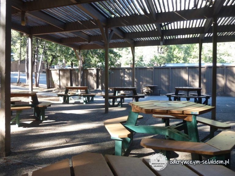 Stoły piknikowe pod wiatą w Yosemite