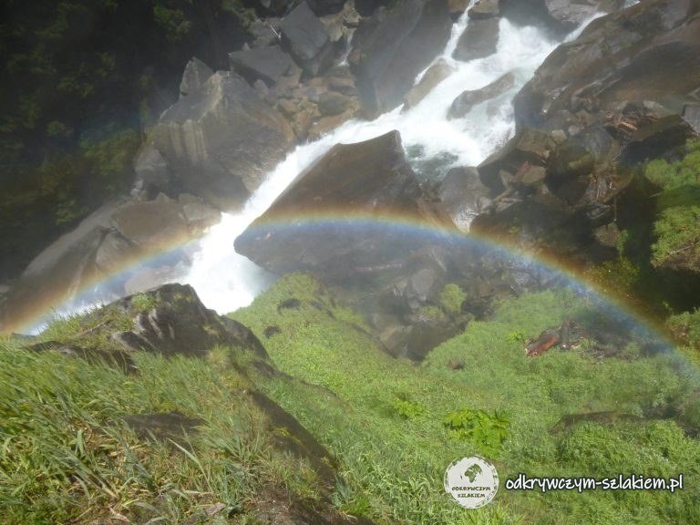 Tęcza przy wodospadzie Vernal Fall w Yosemite