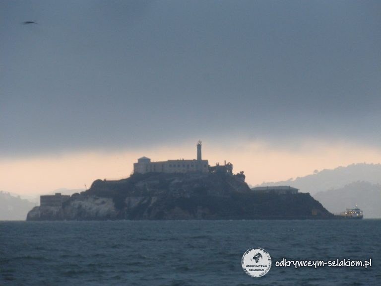 Wyspa Alcatraz o zmierzchu widziana z nabrzeża
