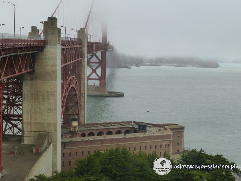 Most Golden Gate we mgle widziany z okolic Battery Spencer