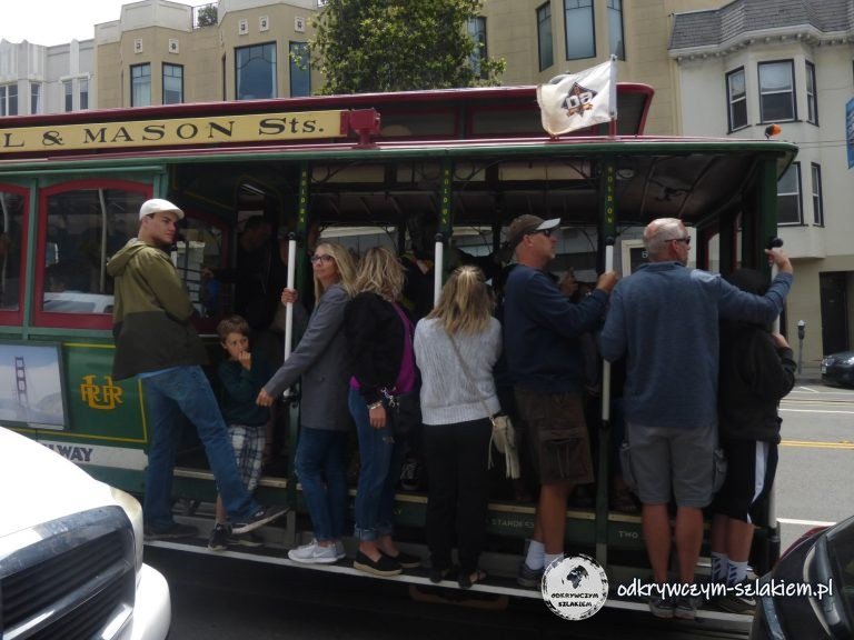 Zatłoczony tramwaj linowy (cable car) w San Francisco