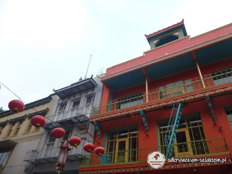Budynek z dachem w stylu pagody w Chinatown w San Francisco