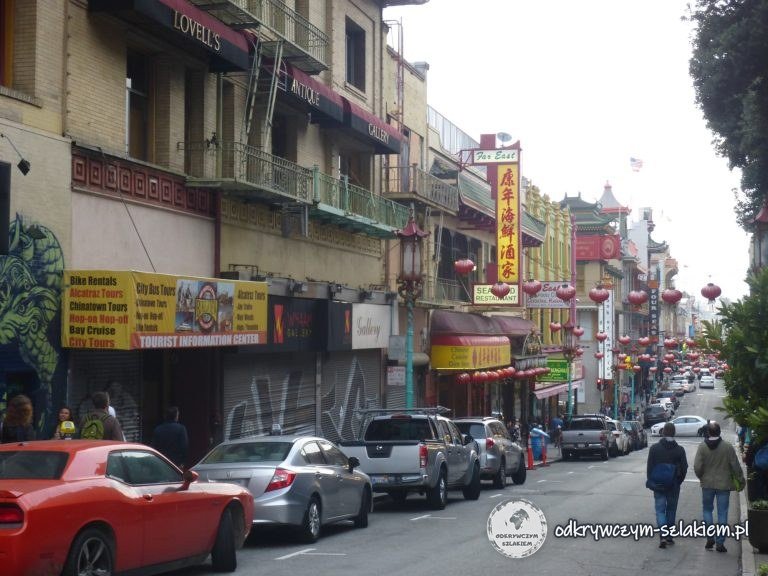 Ulica w Chinatown z kolorowymi szyldami i lampionami