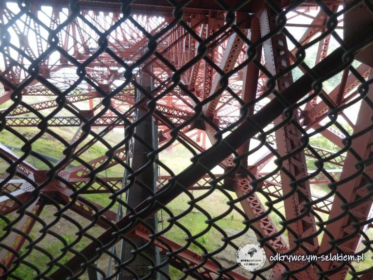 Stalowa konstrukcja mostu Golden Gate za siatką zabezpieczającą