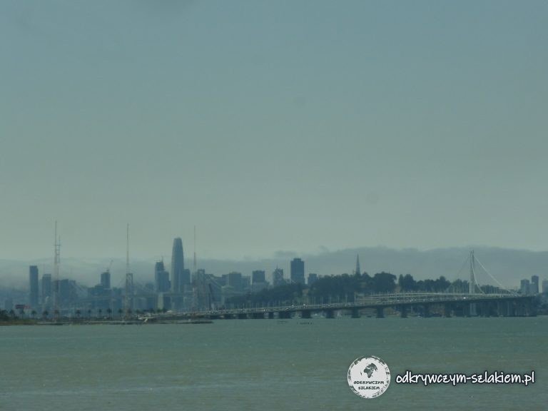 Panorama San Francisco z wieżowcami i Bay Bridge widziana z drugiej strony zatoki