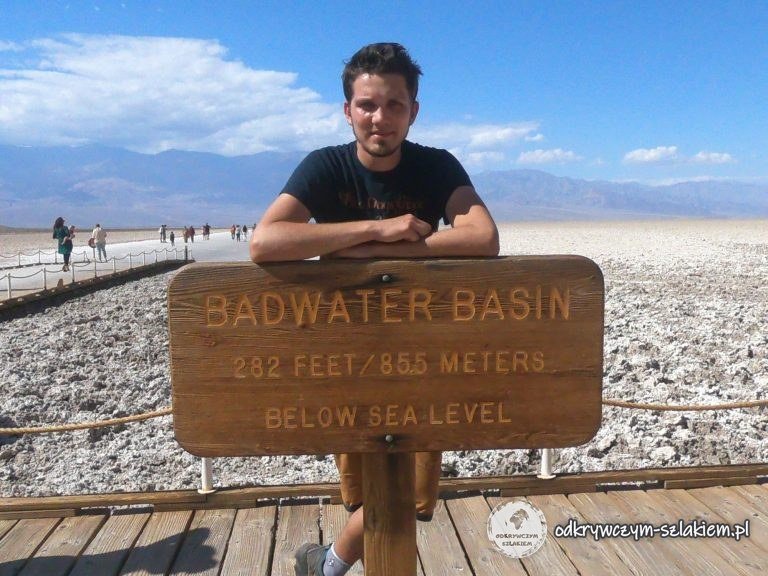 Maciek przy tablicy Badwater Basin – 282 stopy / 85,5 m poniżej poziomu morza