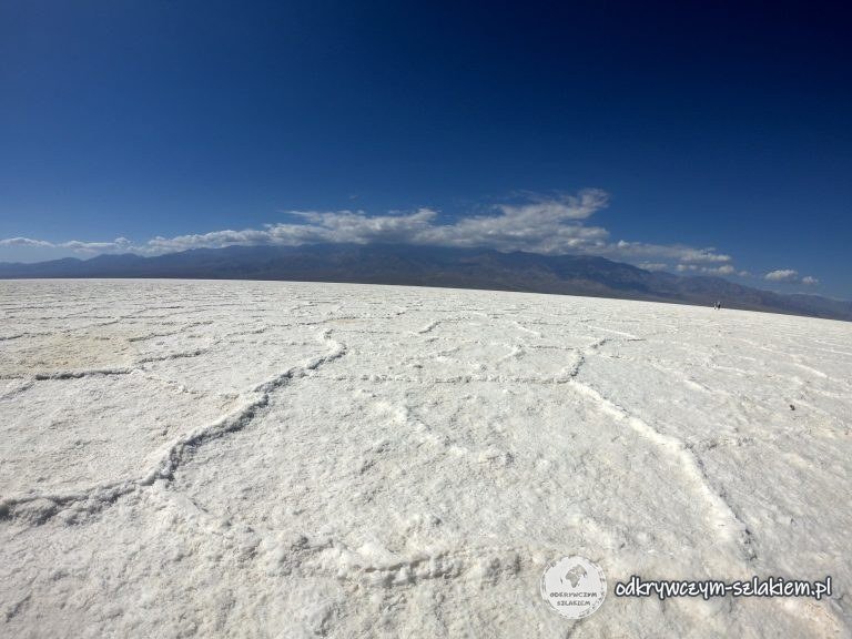 Sześciokątne wzory na solnej skorupie Badwater Basin w Dolinie Śmierci