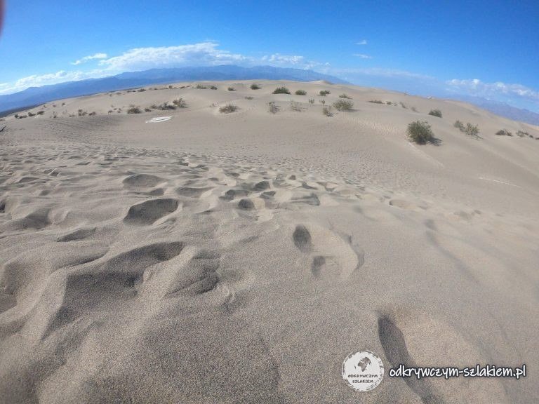 Ślady stóp i zmarszczki piasku na wydmach Mesquite Flat Sand Dunes