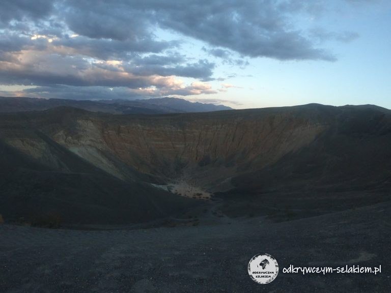 Krater Ubehebe o zmierzchu – w jego pobliżu zaczyna się szutrowa droga na Racetrack Playa