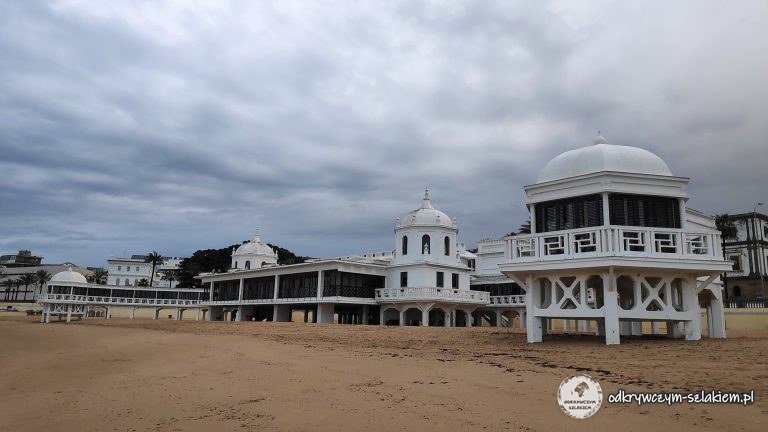 Balneario na plaży La Caleta w Kadyksie