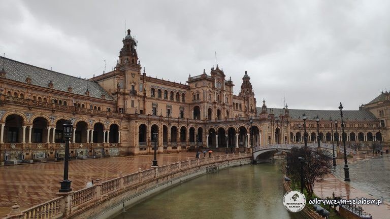 Kanał i mosty na Plaza de España w Sewilli