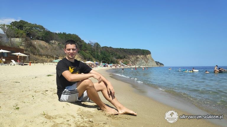 Maciek na plaży Irakli w słoneczny sierpniowy dzień