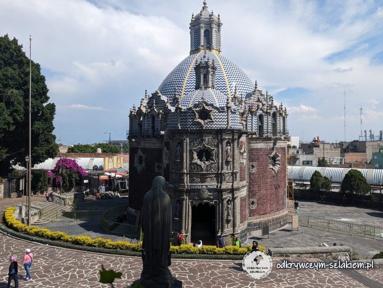 Kaplica del Pocito z kopułą z biało-niebieskich płytek przy sanktuarium Matki Bożej z Guadalupe
