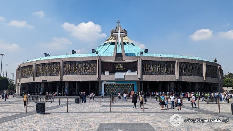 Nowa Bazylika Matki Bożej z Guadalupe z krzyżem nad dachem i pielgrzymi na placu w Mexico City