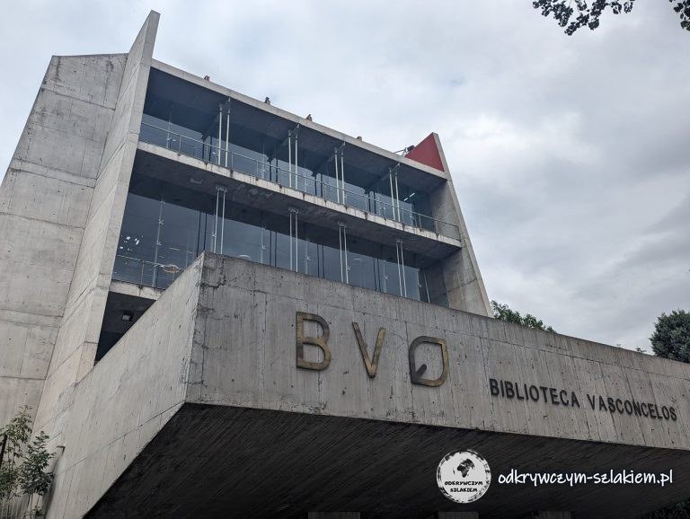 Betonowa fasada Biblioteki Vasconcelos z napisem BVØ w Mexico City