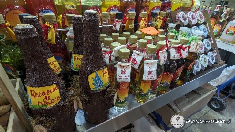 Botellas de mezcal con la etiqueta Recuerdo de Oaxaca en un puesto del mercado Benito Juárez