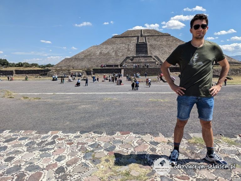 Maciek przed Piramidą Słońca w Teotihuacán