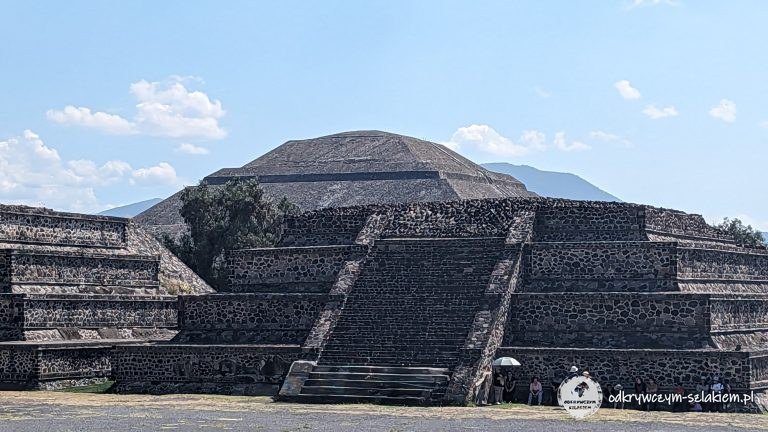 Piramida Księżyca i plac na końcu Alei Zmarłych w Teotihuacán