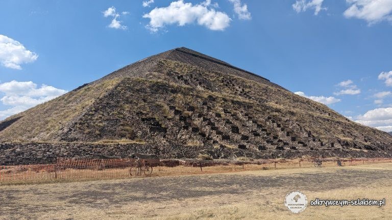 Piramida Słońca w Teotihuacán widziana z boku