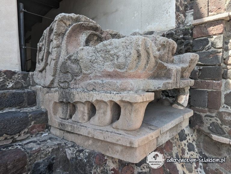 Kamienna rzeźba głowy węża w Teotihuacán