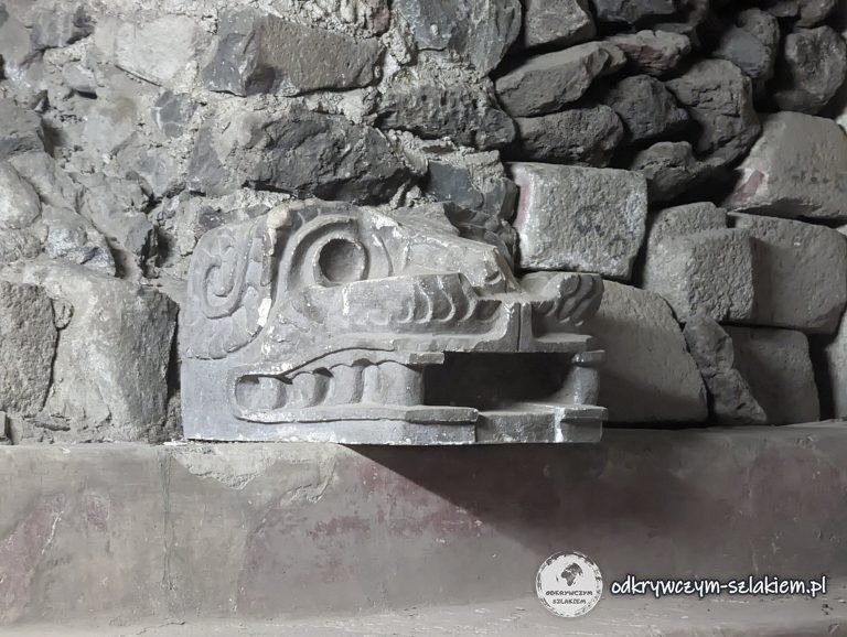 Głowa Pierzastego Węża na Świątyni Quetzalcoatla w Teotihuacán