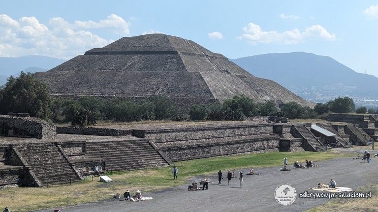 Widok na Piramidę Słońca i Aleję Zmarłych w Teotihuacán