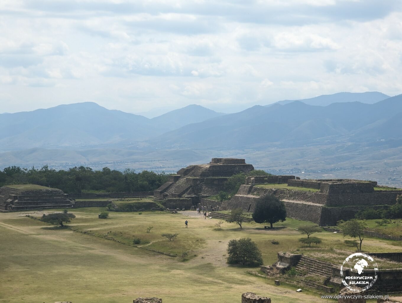 Panorama Monte Albán – Wielki Plac z ruinami świątyń i góry doliny Oaxaca w tle