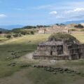 Wielki Plac Monte Albán z budowlą pośrodku i platformami świątyń