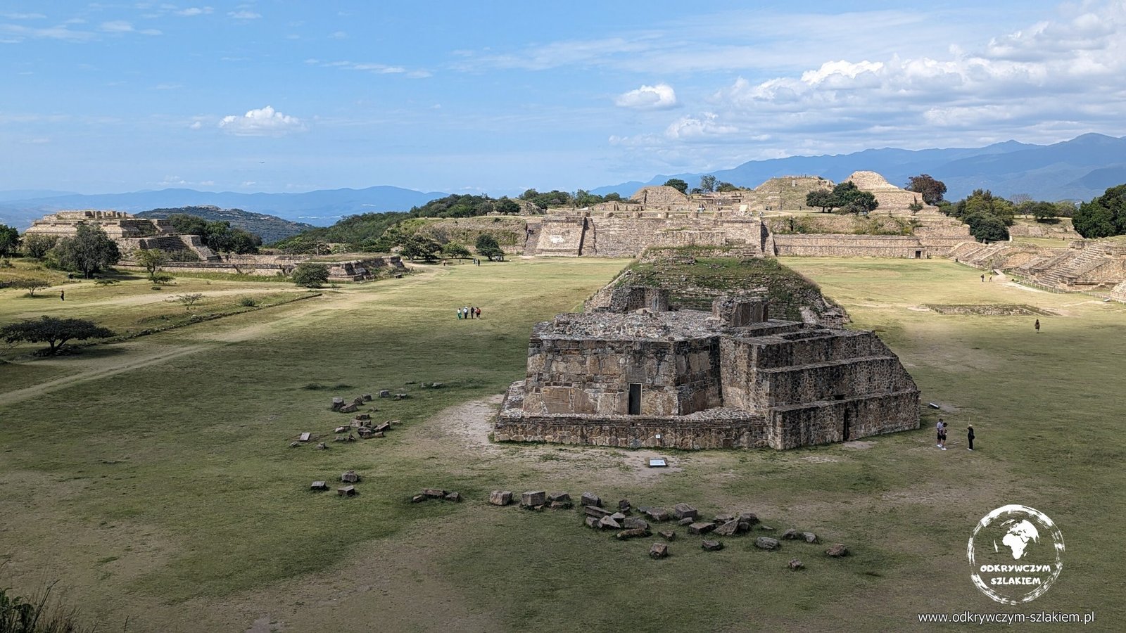 Wielki Plac Monte Albán z budowlą pośrodku i platformami świątyń