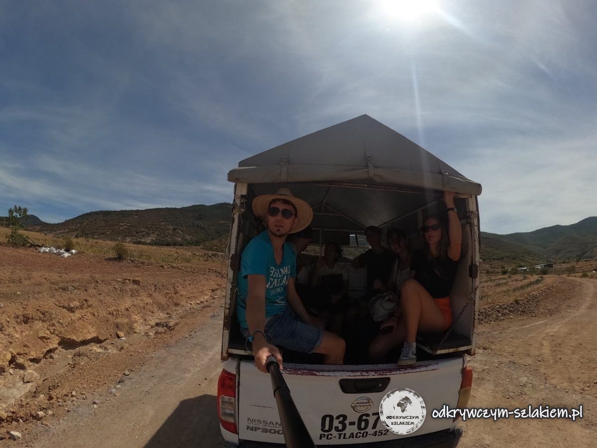 Na pace pickupa w drodze do Hierve el Agua