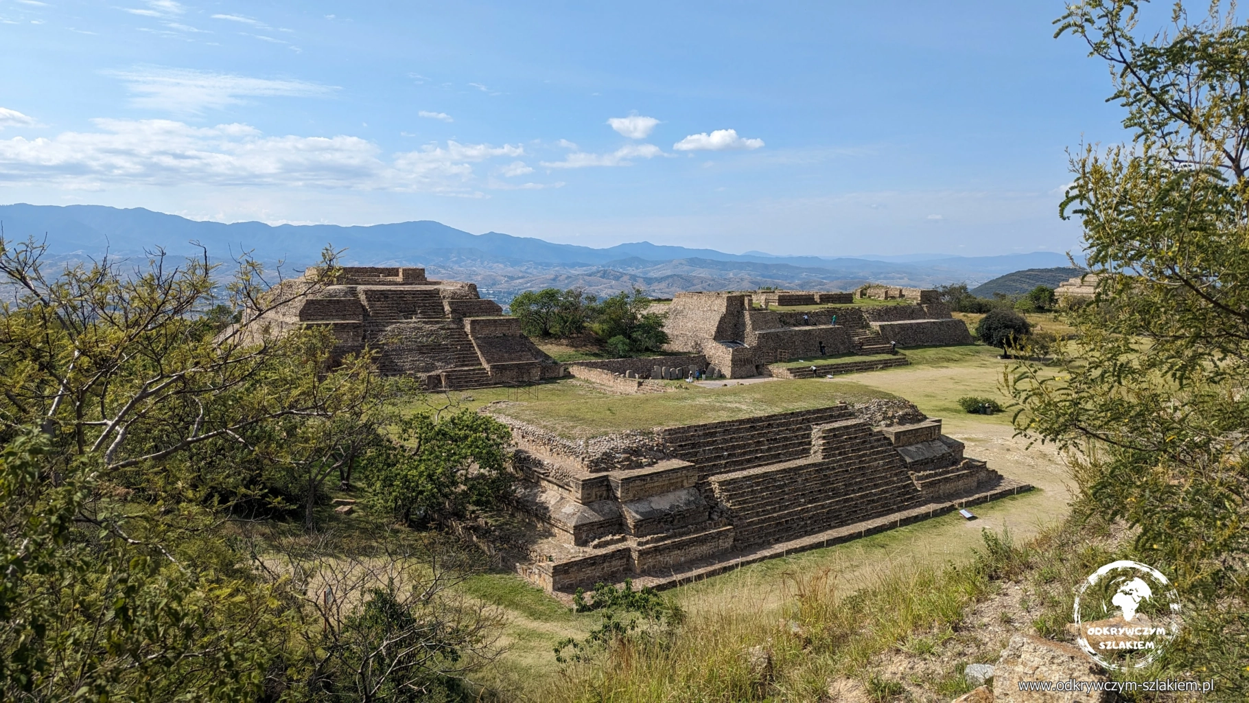 Schodkowe platformy świątyń w Monte Albán na tle gór