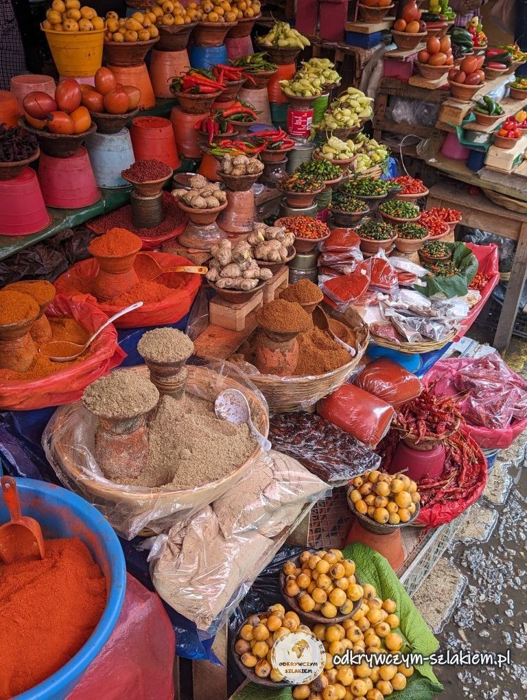 Stragany z przyprawami na targu Mercado Viejo w San Cristóbal de las Casas