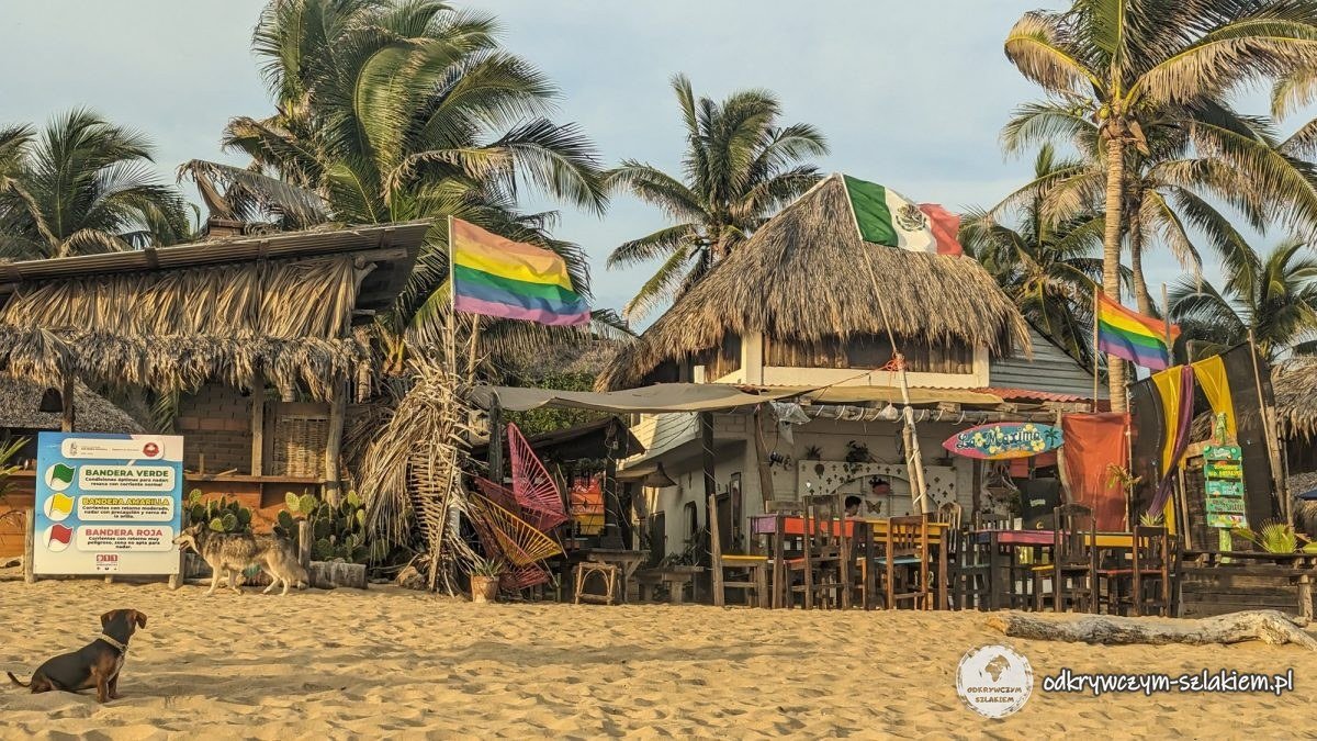 Bary z tęczowymi flagami na plaży w Zipolite