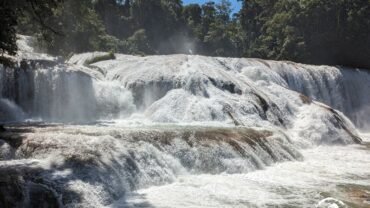 Szerokie kaskady Agua Azul w Chiapas – woda spływa po wapiennych progach wśród dżungli