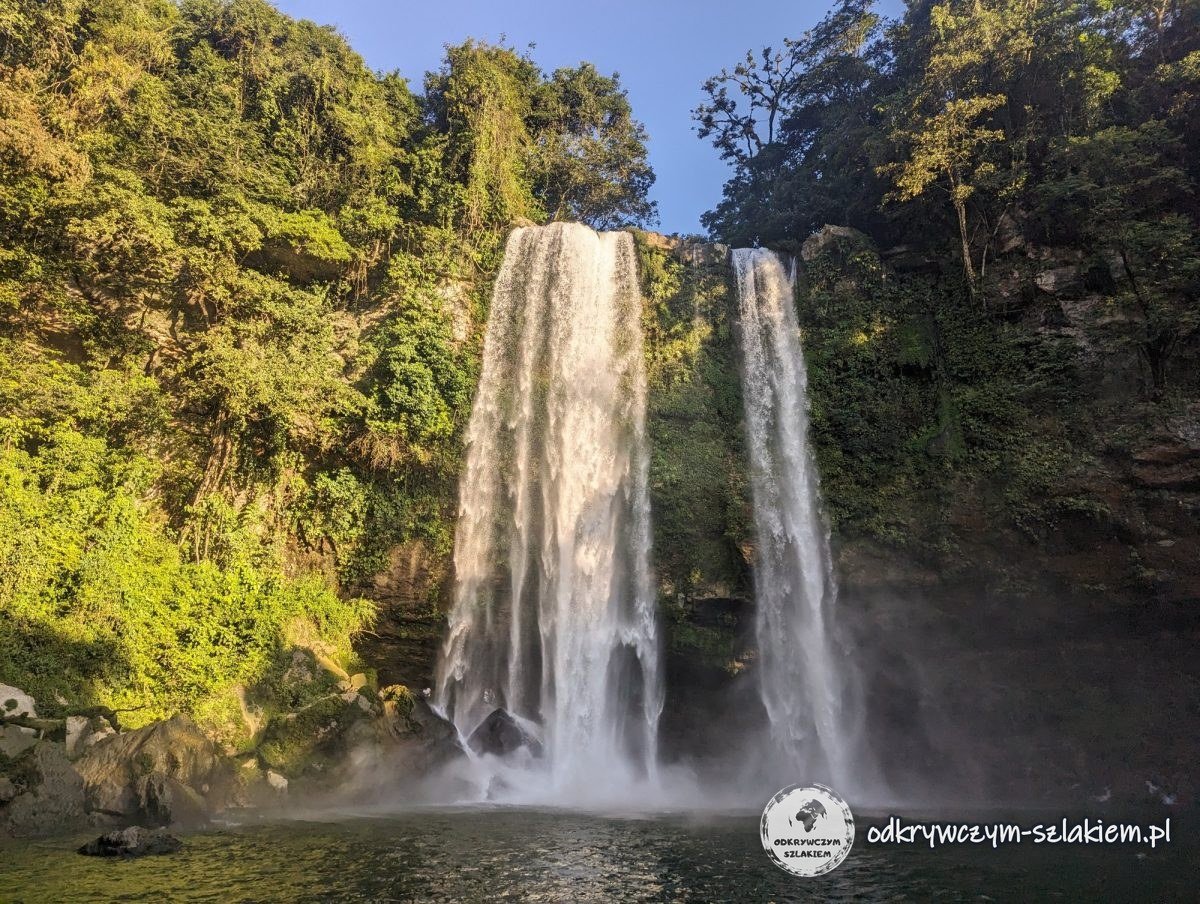 Cascada de Misol-Ha (35 m) cayendo a una poza circular en la selva tropical