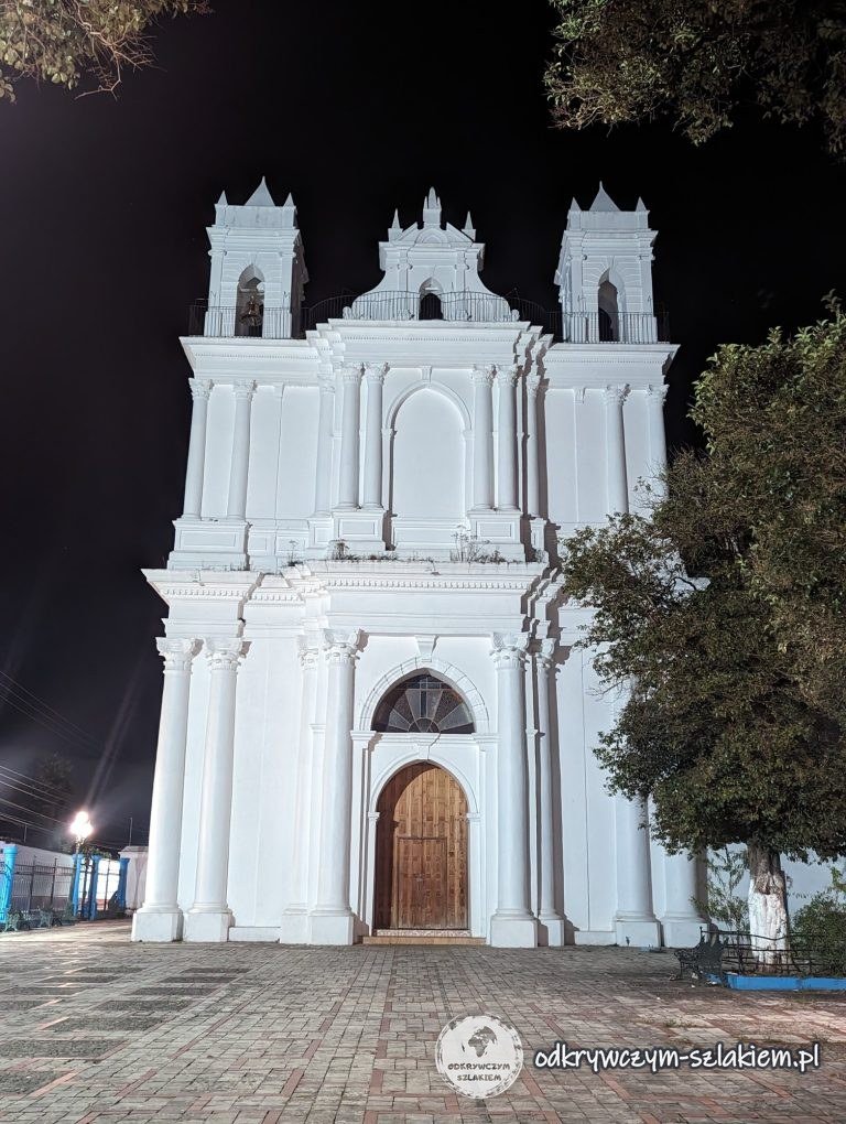 Kościół Santa Lucía nocą w San Cristóbal de las Casas