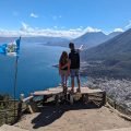 Z Patrycją na punkcie widokowym Indian Nose przy fladze Gwatemali, w dole jezioro Atitlán, miasteczka nad brzegiem i wulkany