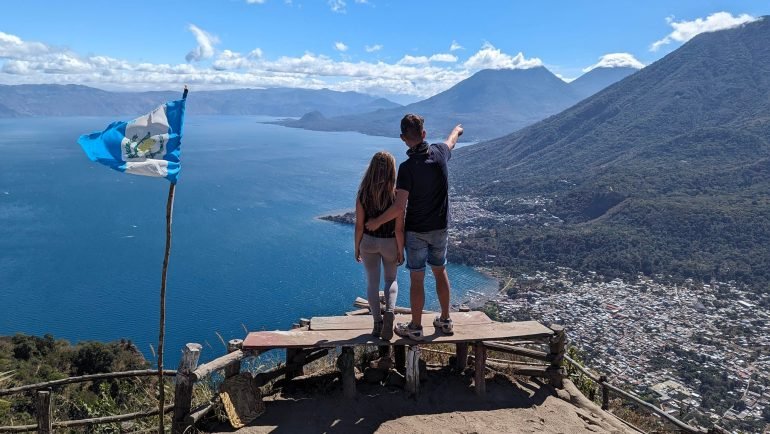 Z Patrycją na punkcie widokowym Indian Nose przy fladze Gwatemali, w dole jezioro Atitlán, miasteczka nad brzegiem i wulkany