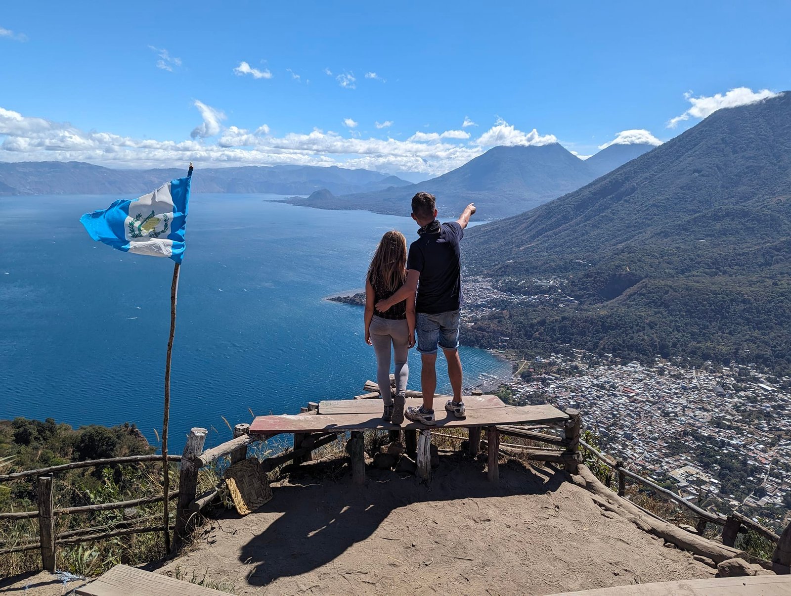 Z Patrycją na punkcie widokowym Indian Nose przy fladze Gwatemali, w dole jezioro Atitlán, miasteczka nad brzegiem i wulkany