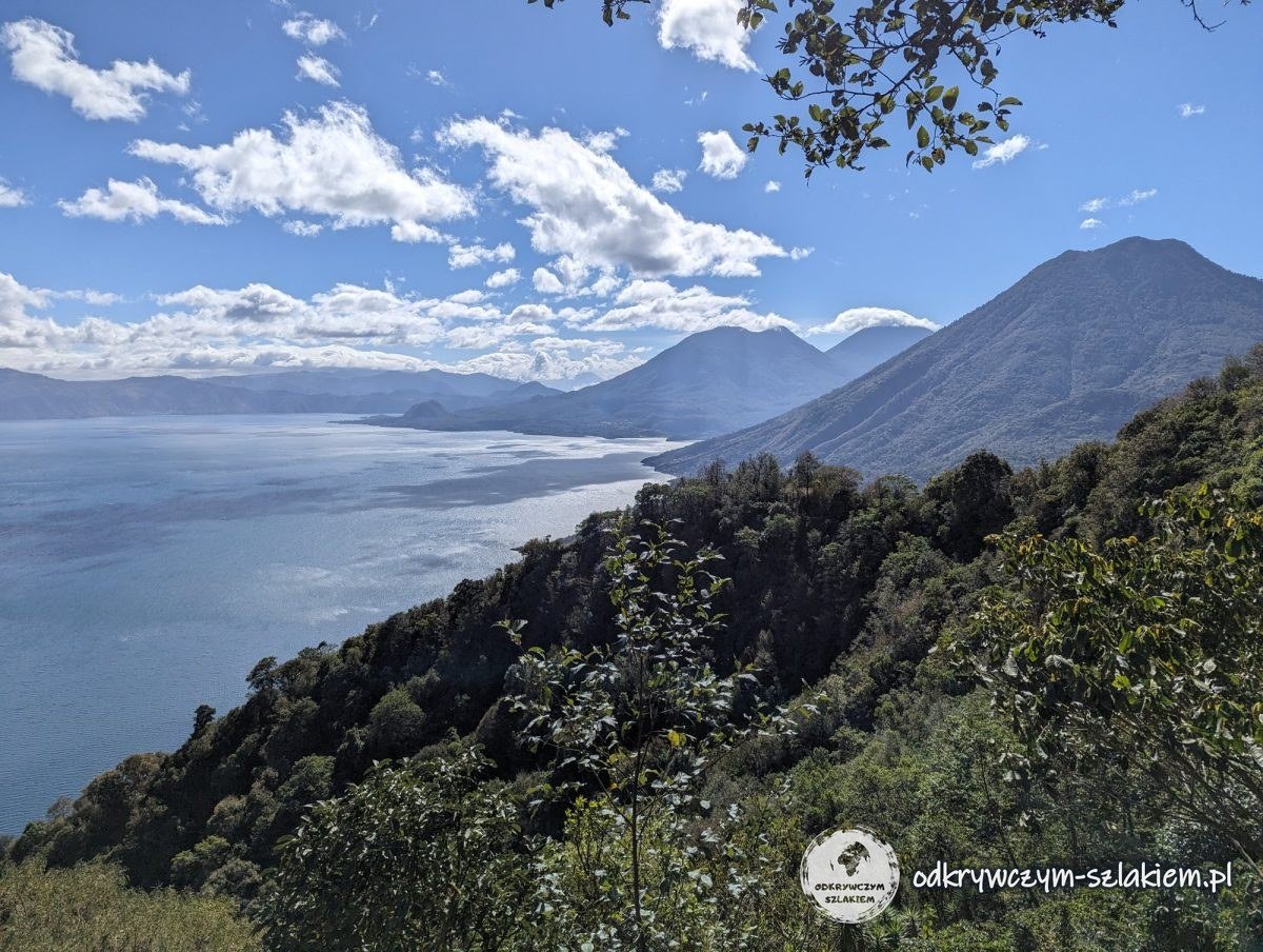 Jezioro Atitlán i wulkany widziane ze szlaku na Indian Nose w Gwatemali