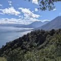 Jezioro Atitlán i wulkany widziane ze szlaku na Indian Nose w Gwatemali