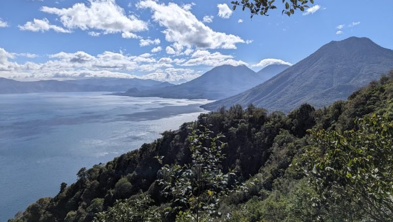 Jezioro Atitlán i wulkany widziane ze szlaku na Indian Nose w Gwatemali