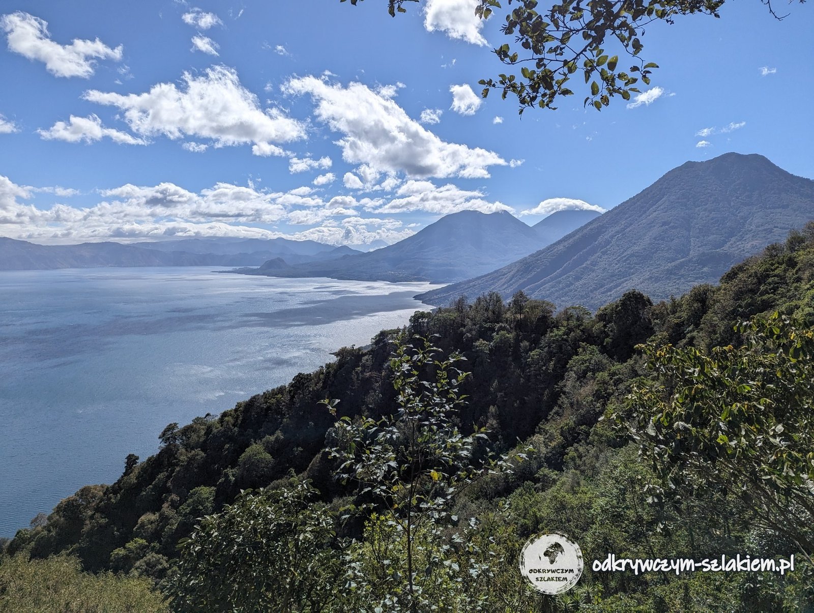 Jezioro Atitlán i wulkany widziane ze szlaku na Indian Nose w Gwatemali