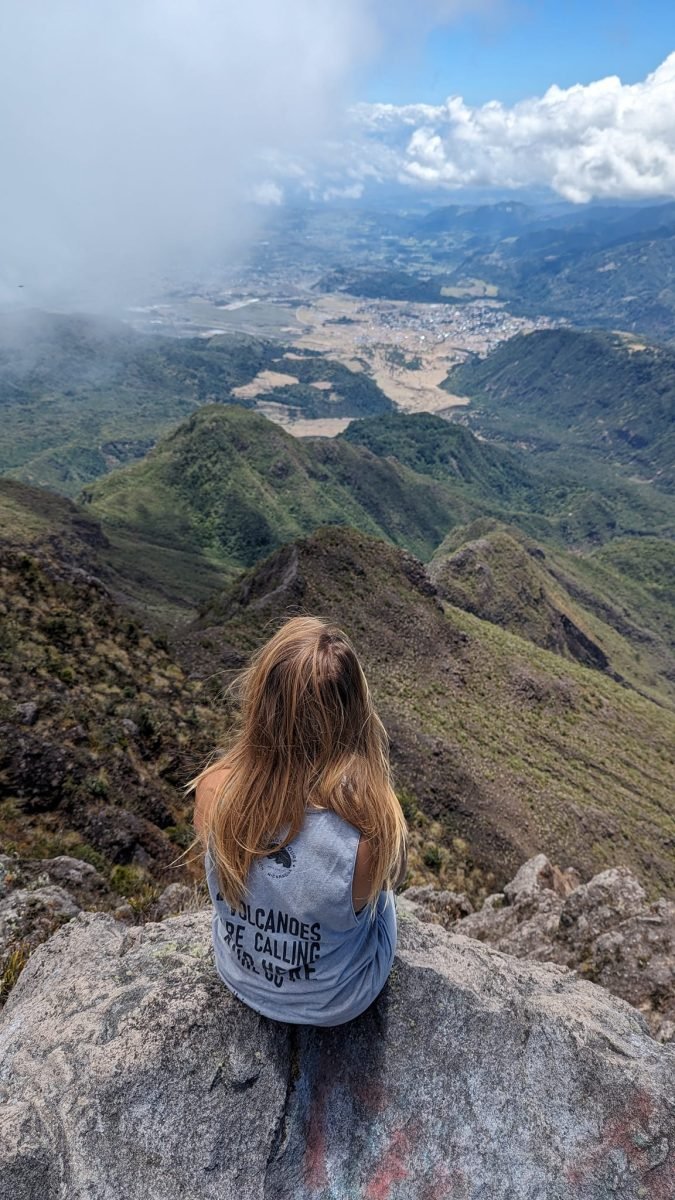 Patrycja na skale na wulkanie Barú, w dole górzysta okolica prowincji Chiriquí
