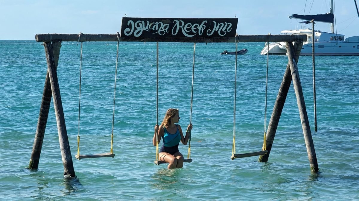 Patrycja na huśtawce zawieszonej nad turkusowym morzem przy Iguana Reef Inn na wyspie Caye Caulker w Belize
