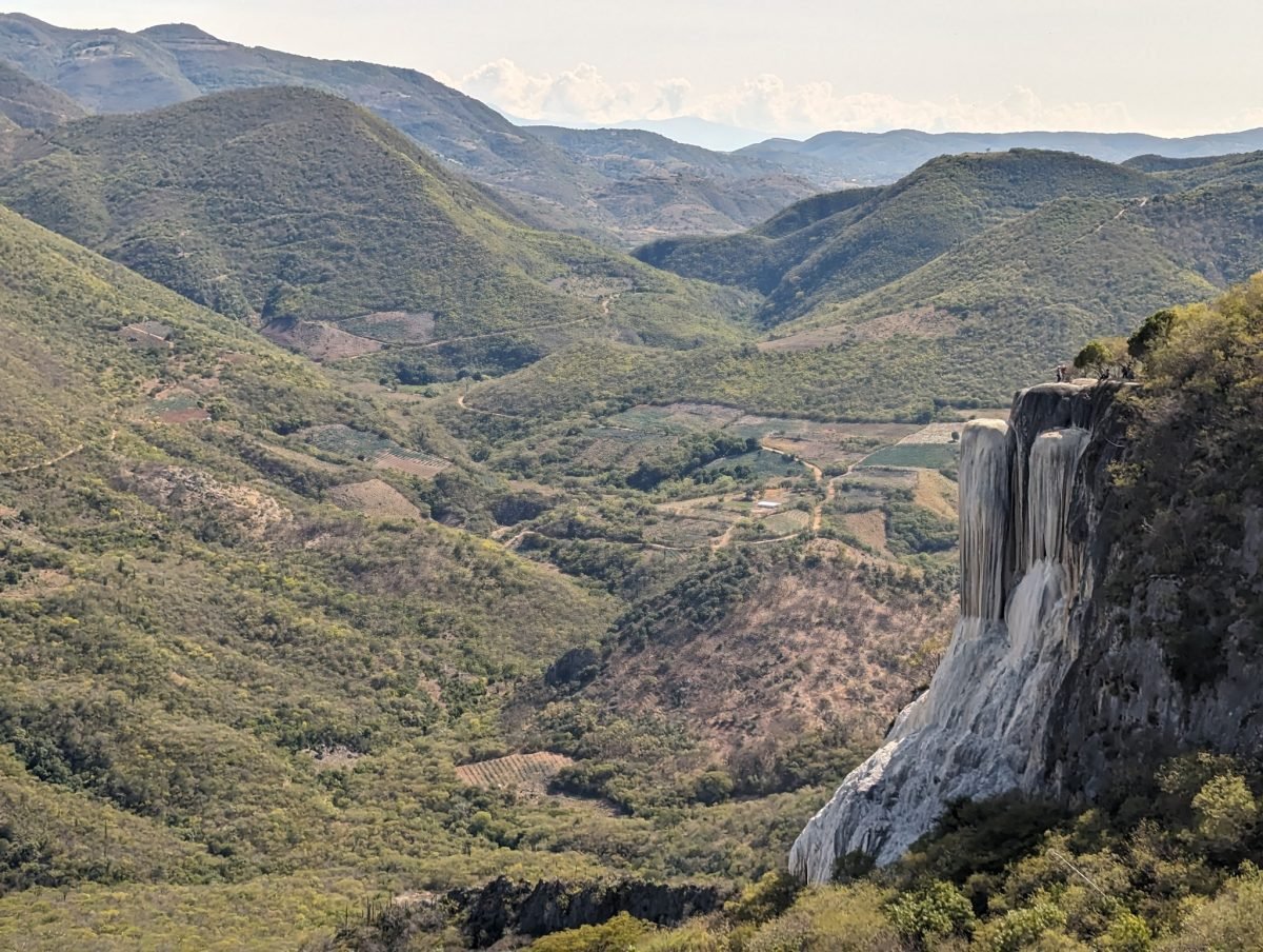 Skamieniały wodospad Hierve el Agua nad zieloną doliną w górach stanu Oaxaca