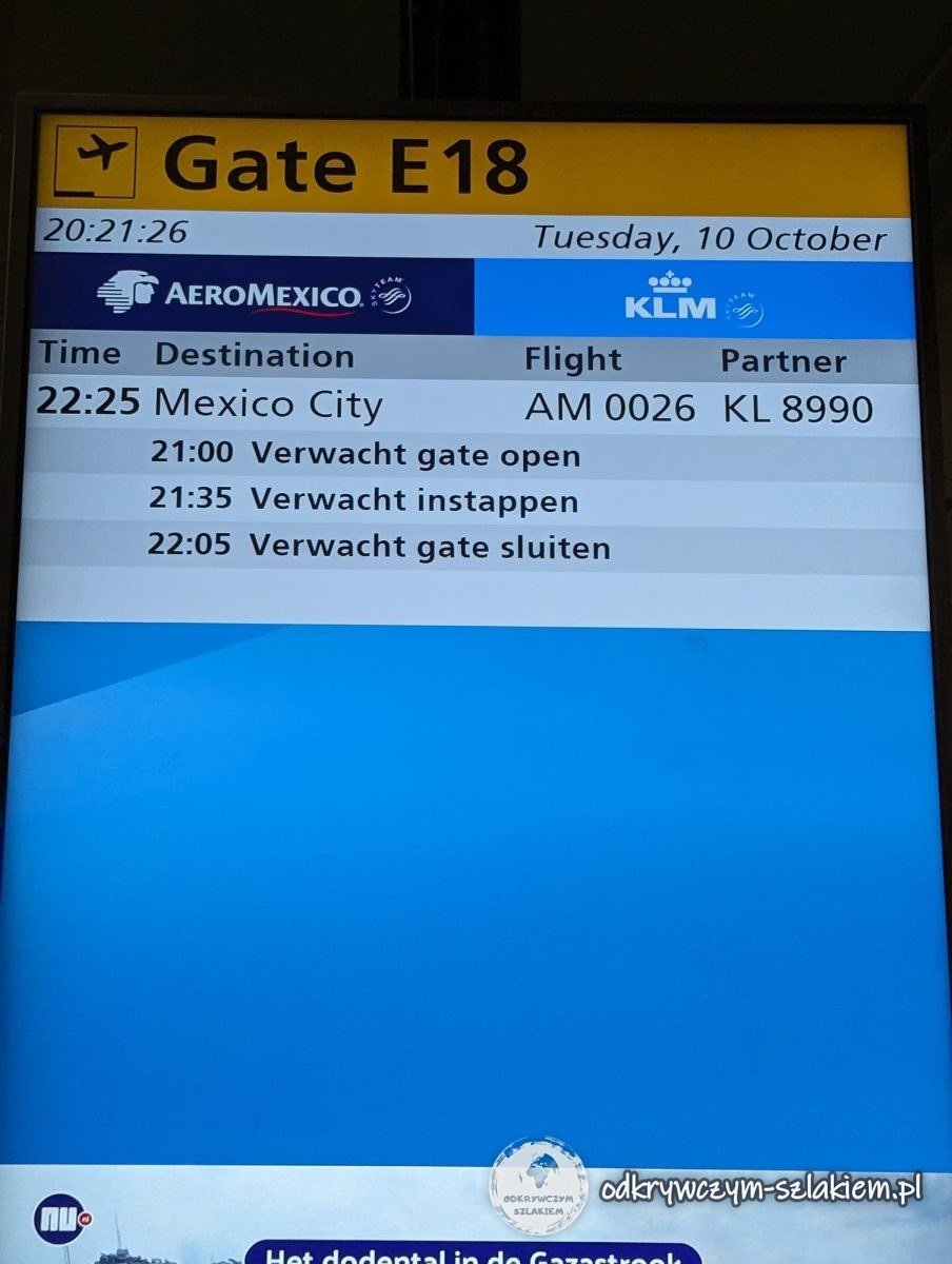 The board at gate E18 at Schiphol showing Aeroméxico flight AM 26 to Mexico City at 22:25